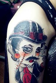 Alternatiewe tatoeëringfoto totem op die groot arm