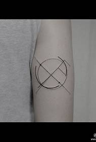 Velike ruke jednostavnih geometrijskih linija, mali svježi uzorak tetovaža