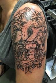 Dobbelt arm tatovering jente stor arm på karakter og blomster tatovering bilde
