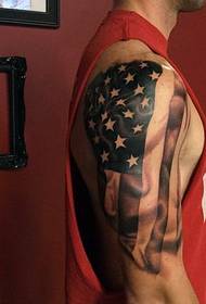 Gambar tatu bendera Amerika di lengan kanan lelaki Eropah dan Amerika