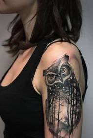 女生手大臂上的猫头鹰纹身图案