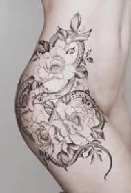 Bela floro tatuaje ŝablono sur virina flanko talio kaj femuro