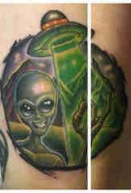 Anak laki-laki tato bertato paha pada piring dan gambar tato alien