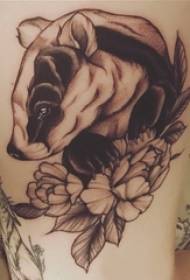 Анимал таттоо гирл таттоо на класичном узорку животињских тетоважа