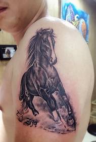 Brazo grande e un patrón de tatuaje de cabalos de carreira libre