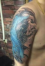 Arrogante immagine del tatuaggio di calamari blu a grande braccio