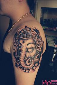 Изображение татуировки слона с большой рукой человека