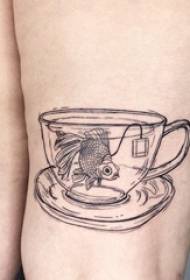 Mga tattoo sa Minimalist nga Tattoos Goldfish sa Cup sa Thigh sa Girl
