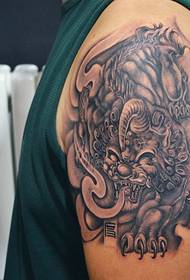 Klassisk traditionell storarm svart och vit liten skalle tatuering mönster