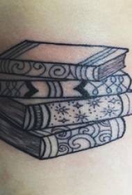 Coscia della ragazza del libro del tatuaggio sull'immagine del tatuaggio del libro nero