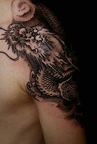 Όμορφος μαύρο και άσπρο μεγάλο σχέδιο τατουάζ δράκων βραχίονα