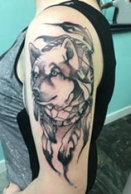 Двойка с големи ръкави татуировки момиче голяма ръка върху снимка на татуировка с черен вълк