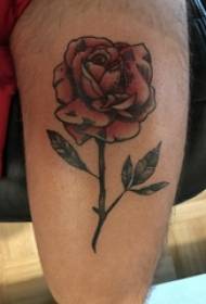 Cvjetna tetovaža, muško bedro, iznad slike umjetničkog cvijeta tetovaža