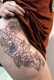 Coscia della ragazza di fiore del modello del tatuaggio sull'immagine minimalista del tatuaggio del fiore