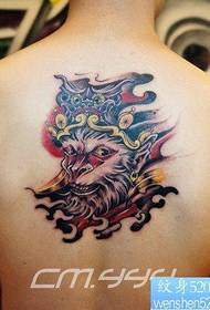 Muška leđa zgodnog muškarca slika tetovaže glave Wukong