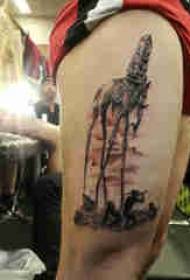 Tattooed ბარძაყის მამრობითი ბიჭი ბარძაყის შავი ხასიათისა და სპილო ტატუირების სურათზე
