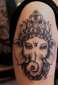 Personalidad clásica de la imagen del tatuaje de elefante de brazo grande