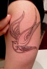 Doppelter großer Arm Tattoo, männlicher großer Arm, schwarzes Vogel Tattoo Bild