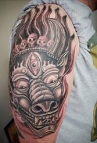 Tête de taureau garçon gros bras sur l'image de tatouage de tête de taureau horrible