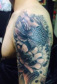 Голема црно-бела голема лигњи со тетоважи убава слика