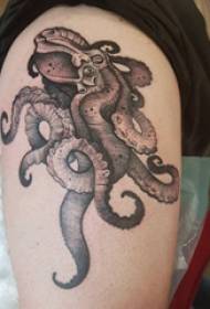 Schwaarz Kraken Tattoo schwaarz Kraken Tattoo Bild op weiblech Uewerschenkel