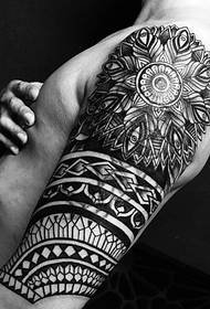 Lengan besar gambar tato totem klasik hitam dan putih percaya diri penuh