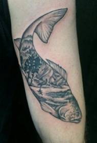 Dječaci velika ruka na crno sivim bodljikavim trnovima apstraktne linije male životinjske ribe i pejzažne slike tetovaža