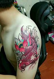 żywy czerwony tatuaż lucjanowy na dużym ramieniu