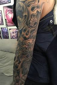 Grote arm zwart-witte totem tattoo-foto is erg knap