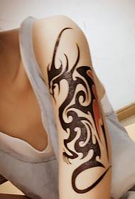 Stari tradicionalni klasični uzorak boom totem tetovaža