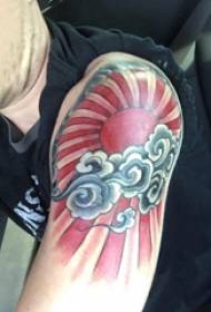 Tatuaż słońce wzór chłopca duże ramię na słońce i chmura obraz tatuaż