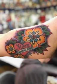Stor arm tatovering illustrasjon mannlig stor arm på hjerteformet og blomster tatoveringsbilde