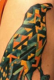 Ilustrim tatuazhi i krahut të madh krahu i madh mashkull mbi foton me tatuazhe të shqiponjës gjeometrike me ngjyra