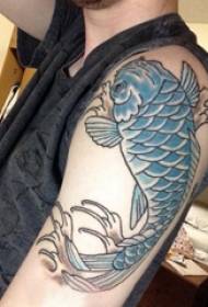 Pora didelių rankos tatuiruočių berniuko didelę ranką ant spalvotų kalmarų tatuiruotės paveikslėlių