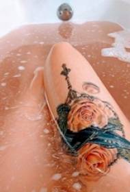 Literatūrinė gėlių tatuiruotė, mažas šviežios literatūrinės tatuiruotės gėlių piešinys ant moters šlaunies