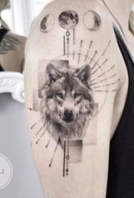 Dubbel tatuering med stor arm tjej stor arm på geometri och varg huvud tatuering bild