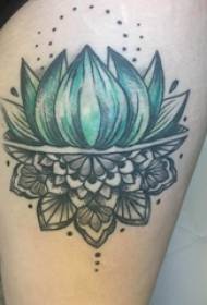 Cuisse de cuisse de fille de tradition de tatouage sur l'image de tatouage de lotus coloré