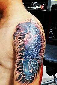 Tatuaje vibrante de calamar de brazo