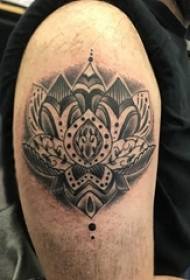 Tetování lotus, mužské paže, černý obrázek lotosového tetování