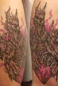 Ferr krahu i madh i djalit të tatuazhit me tre koka mbi ferrin me ngjyra, fotografi me tre koka me tatuazhe