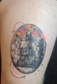 Tatueringsfärgflickans lår på målad tatueringsbild
