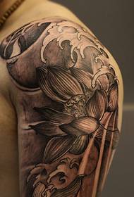 Sort og hvid lotus totem tatovering på den store arm