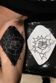 Dječaci velike ruke na crnim geometrijskim jednostavnim apstraktnim linijama sadi cvijeće tetovaža slika