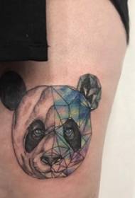 Ilustraĵo de panda tatuado, kolora panda tatuaje bildo sur knabina femuro