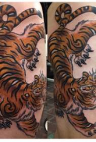 Tatuita femuro maskla femuro sur kolora tigro tatuaje bildo