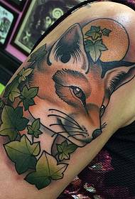 Modello del tatuaggio della volpe della pianta della scuola del grande braccio