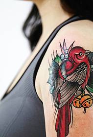Mados mergina su spalvinga paukščių tatuiruotės tatuiruote
