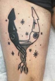Lår tatuering manlig pojke lår på svart tioarmad bläckfisk tatuering bild