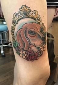 Kiskutya tetoválás kép lány comb virág és kutya tetoválás kép