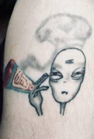 외계인 문신, 남성 허벅지에 화려한 외계인 문신 사진